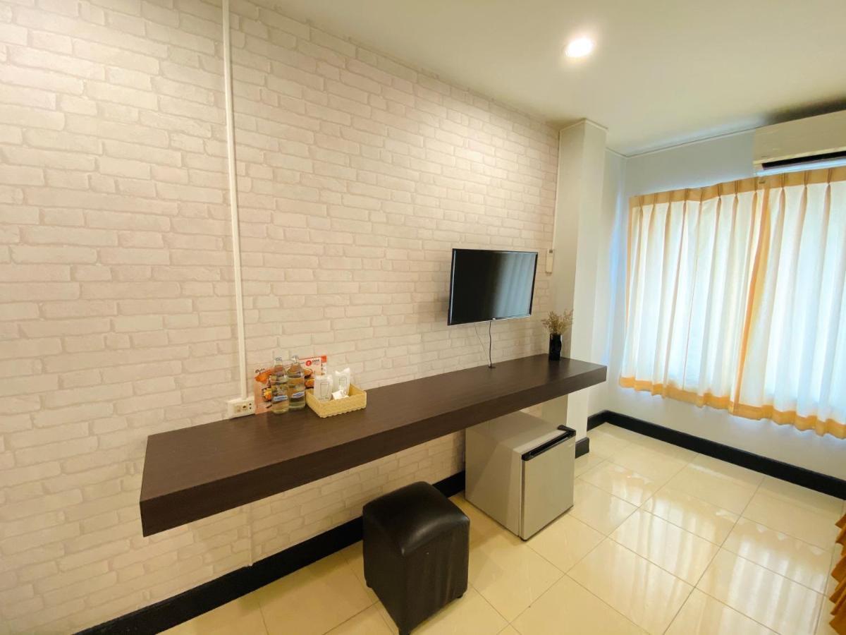 Polkadot Hostel Phitsanulok Exterior photo