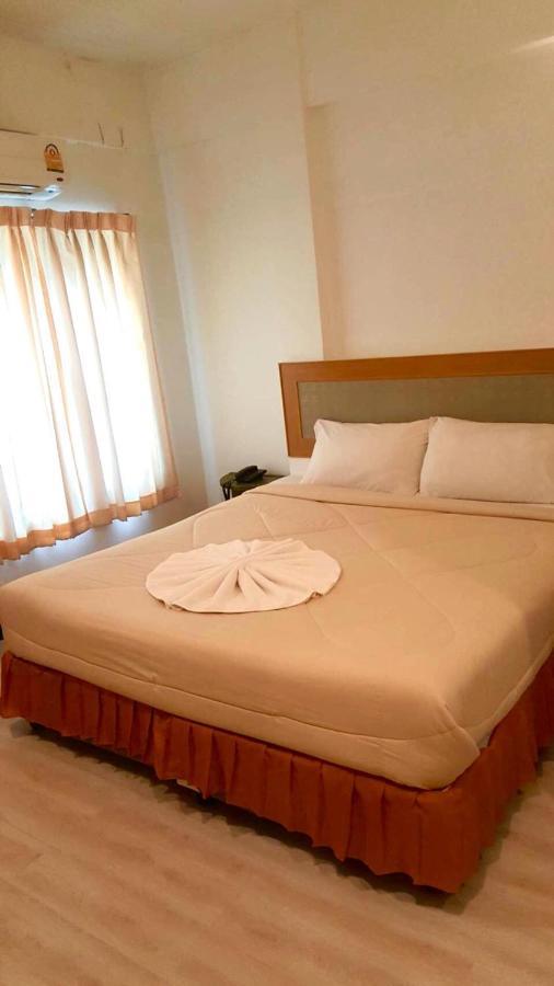 Polkadot Hostel Phitsanulok Exterior photo