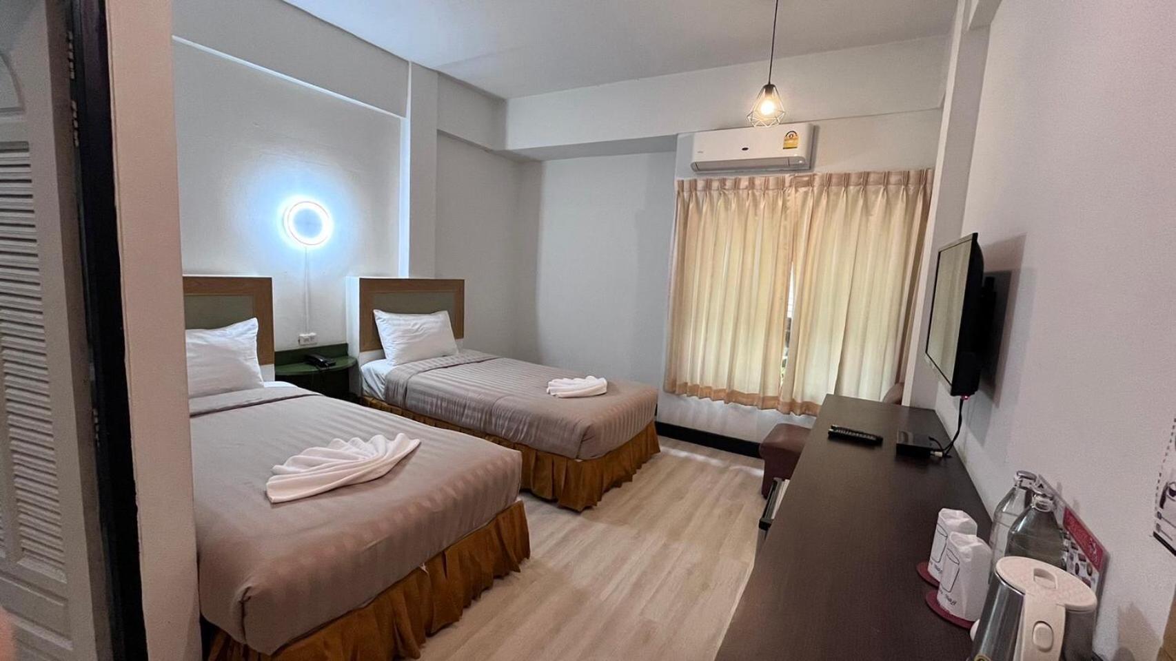 Polkadot Hostel Phitsanulok Exterior photo