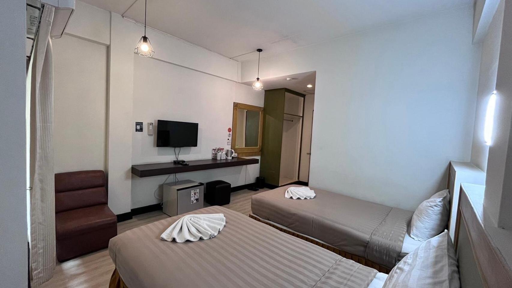 Polkadot Hostel Phitsanulok Exterior photo