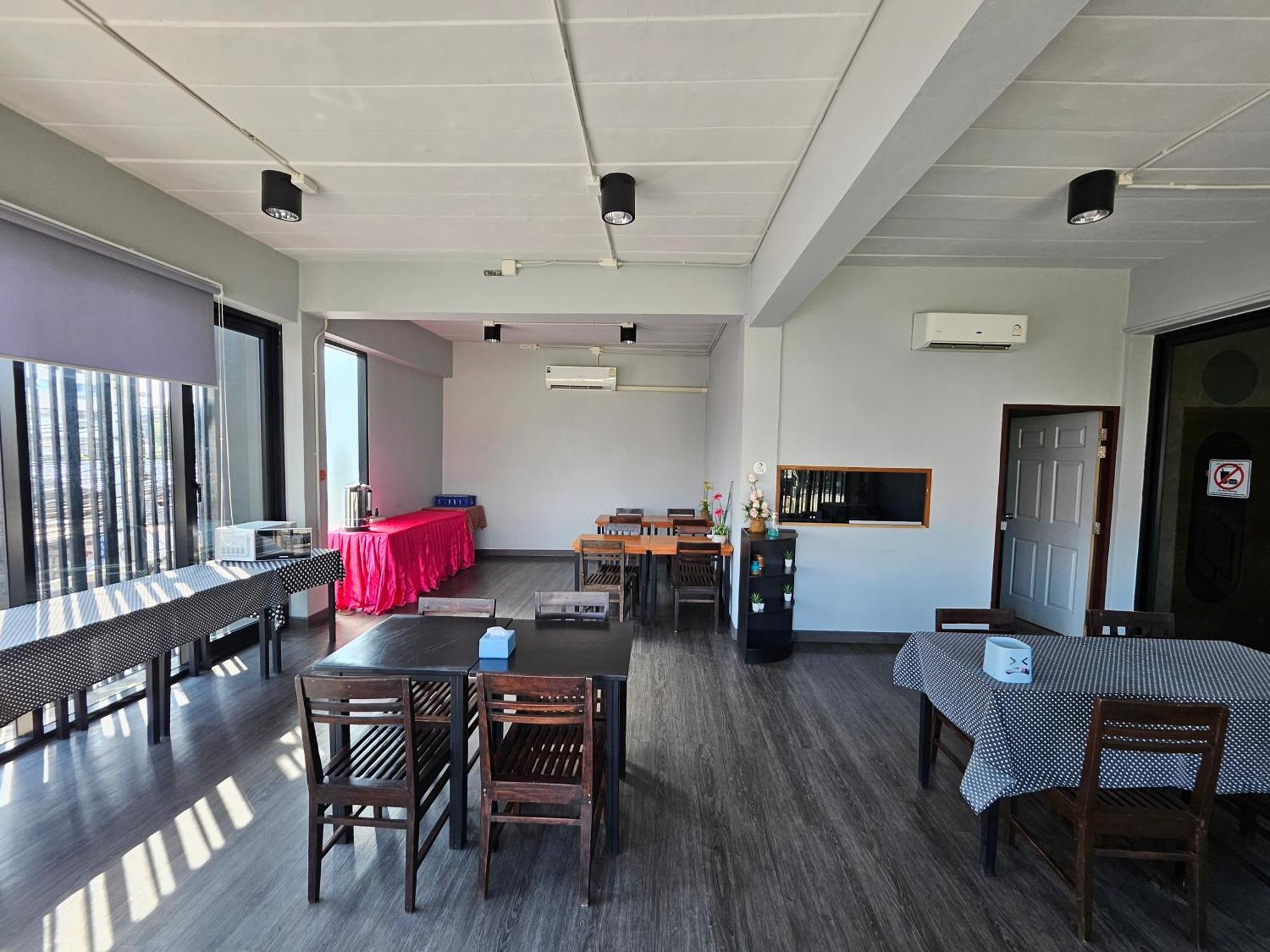 Polkadot Hostel Phitsanulok Exterior photo
