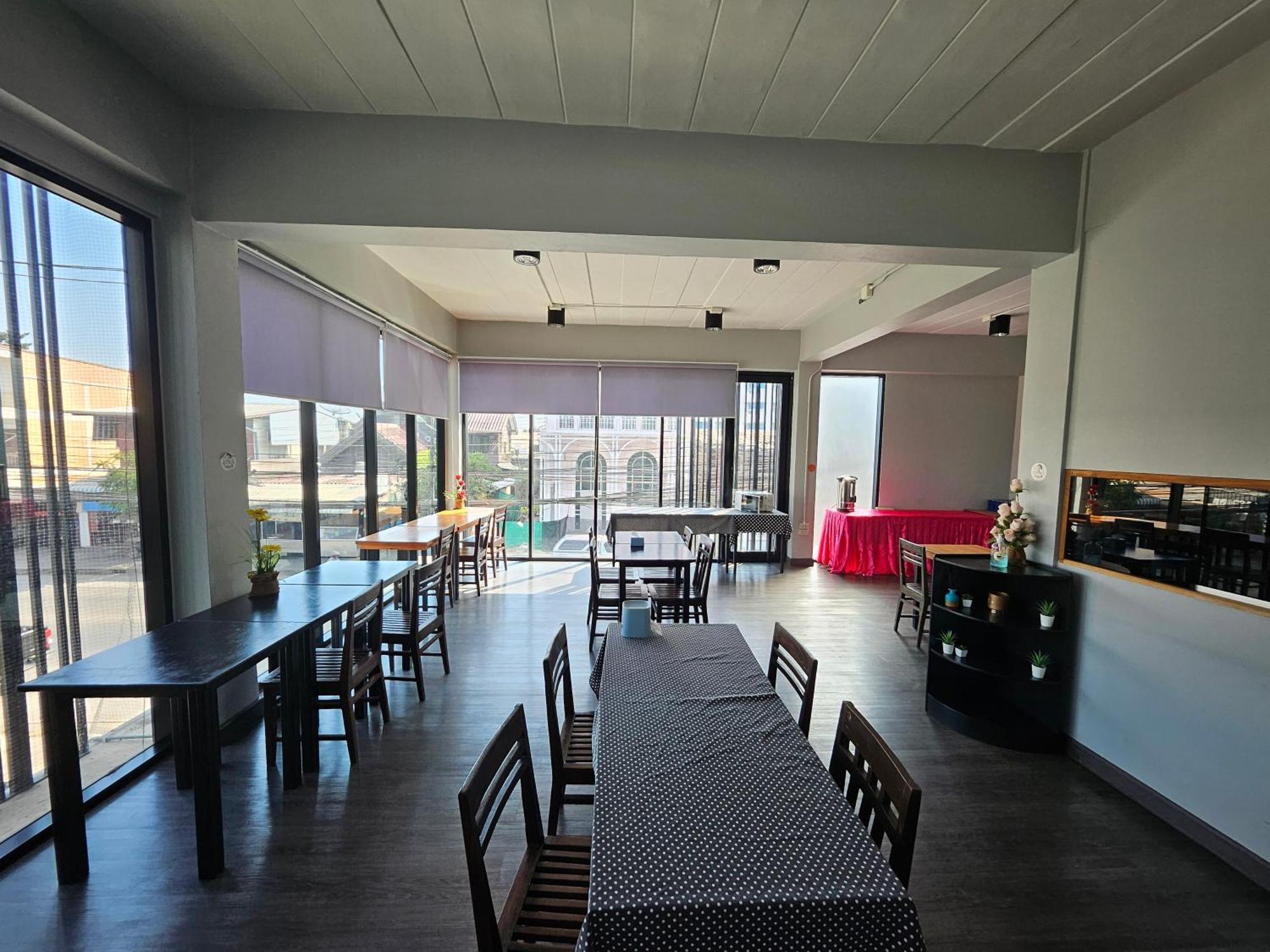 Polkadot Hostel Phitsanulok Exterior photo